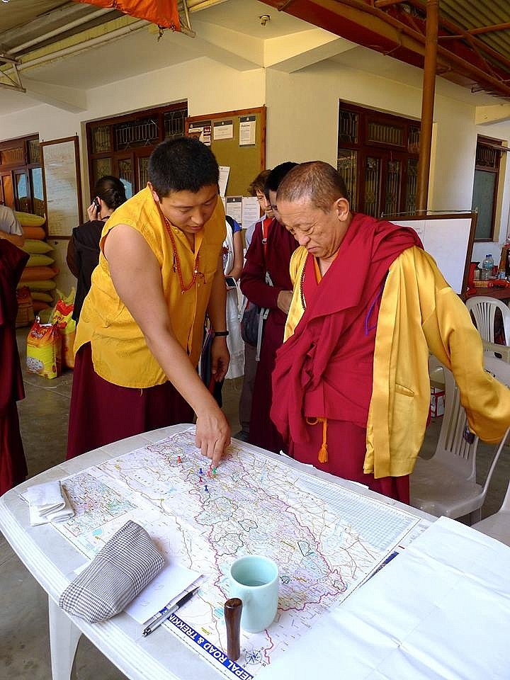 На фото Пакчок Ринпоче показывает Чокьи Ньима Ринпоче на карте места, куда монастырь отвозит помощь
